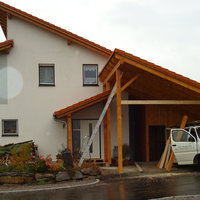 Haus mit Holzdach
