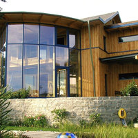 Haus mit Holz- und Glasfassade