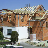 Rohbau mit Holzdachkonstruktion